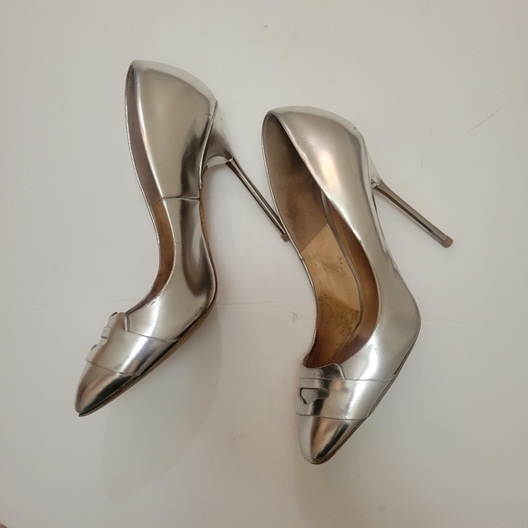 Kurt Geiger London Elm penny loafer pumps in metallic silver leather. EUC Modern